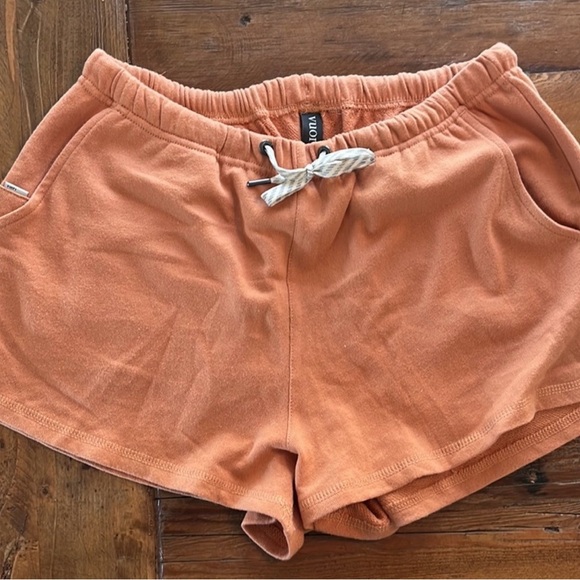 Vuori Sunnyside terry fleece Short medium in salmon burnt orange - Picture 6 of 10